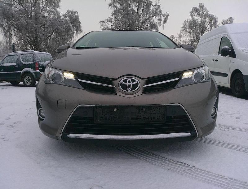 Gebraucht Toyota Auris Edition 124 PS (91 kW) 2013 Braun Limousine