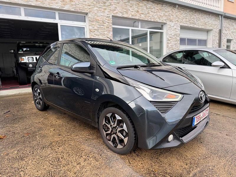 Grau Gebraucht 2020 Toyota Aygo x-sky Kleinwagen | 8.500 € (Guter Preis) - Bild 1/4
