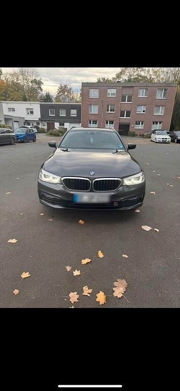 Grau Gebraucht 2018 BMW 520 Sport Line Kombi | 15.850 € (Superpreis) - Bild 1/4