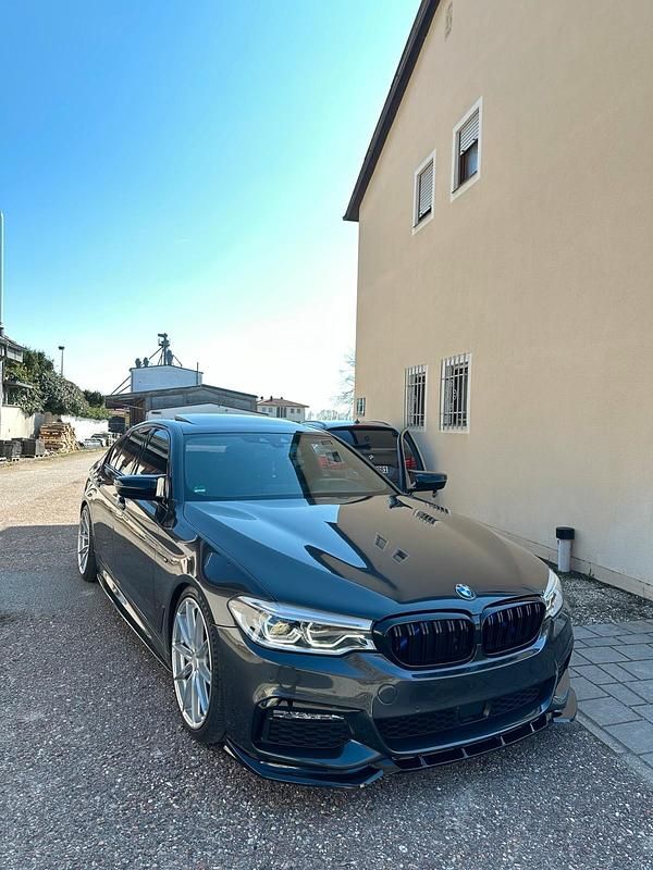 Grau Gebraucht 2017 BMW 530 Limousine | 27.900 € - Bild 1/4