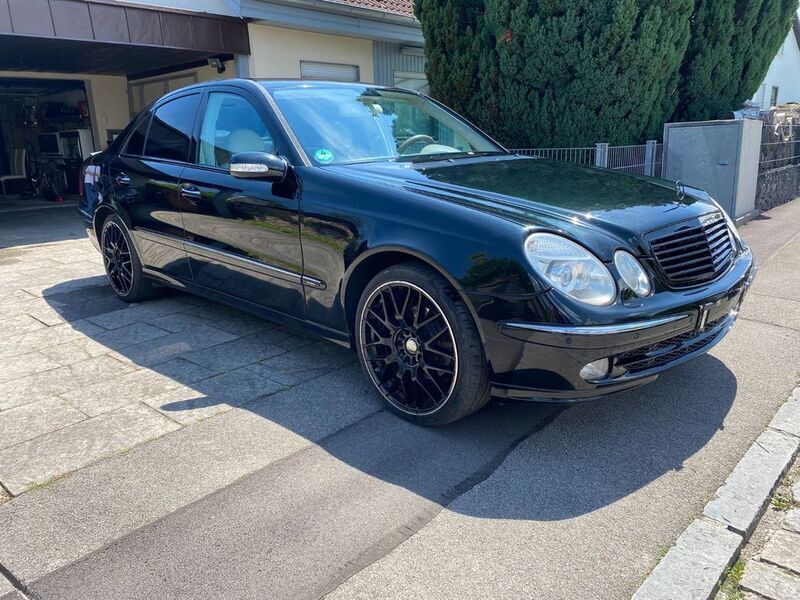 Schwarz Gebraucht 2002 Mercedes E240 Avantgarde Limousine | 4.000 € (Etwas zu teuer) - Bild 1/4