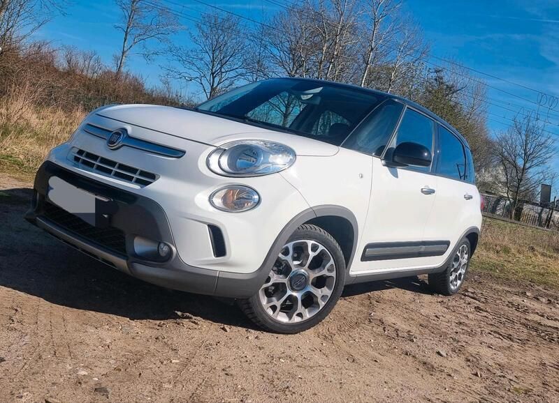 Weiß Gebraucht 2016 Fiat 500L Trekking Van / Kleinbus | 8.999 € (Fairer Preis) - Bild 1/4