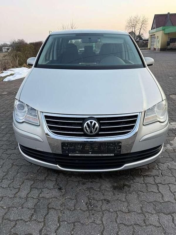 Silver leaf metallic Gebraucht 2009 VW Touran Conceptline Van / Kleinbus | 3.850 € (Guter Preis) - Bild 1/4