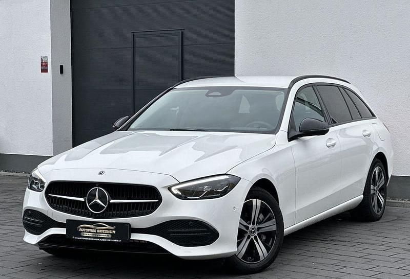 Weiß Gebraucht 2022 Mercedes C300e Avantgarde Limousine | 31.700 € (Superpreis) - Bild 1/4