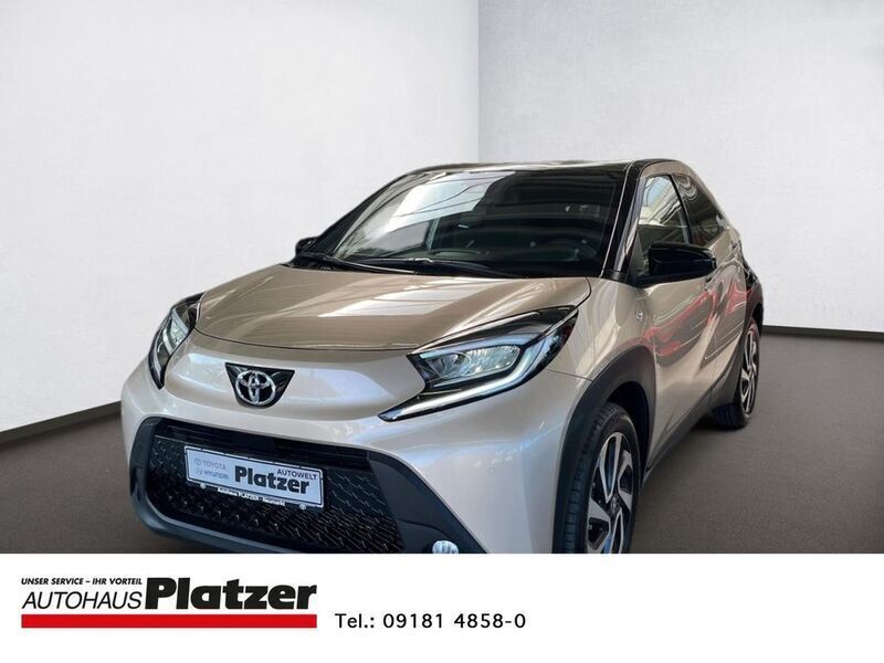 4u9)/ black mica (209) (beige Gebraucht 2023 Toyota Aygo Comfort Kleinwagen | 16.980 € (Fairer Preis) - Bild 1/4