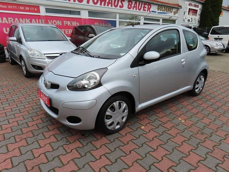 Silber Gebraucht 2009 Toyota Aygo Cool Kleinwagen | 2.490 € (Fairer Preis) - Bild 1/4