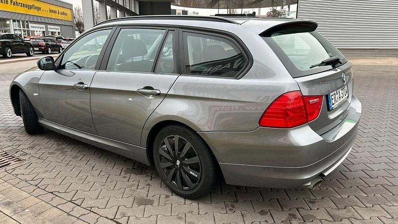 Gebraucht BMW 320 184 PS (135 kW) 2011 Grau Kombi