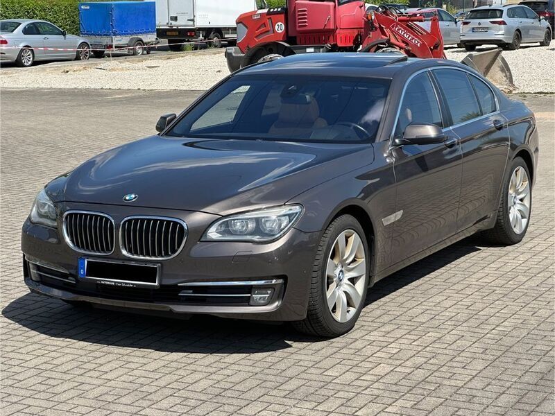 Braun Gebraucht 2013 BMW 740 Performance Limousine | 12.800 € (Superpreis) - Bild 1/4