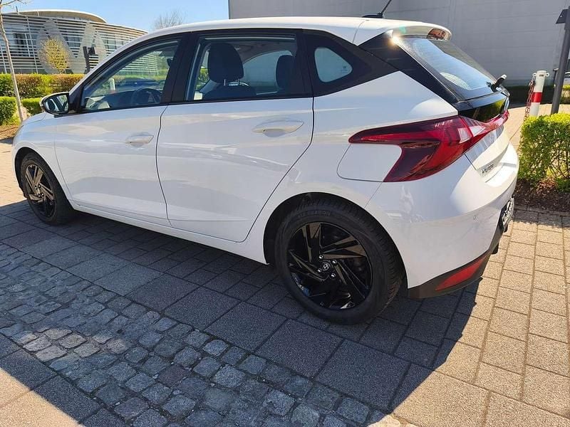 Gebraucht Hyundai i20 Select 101 PS (74 kW) 2021 Weiß Kleinwagen