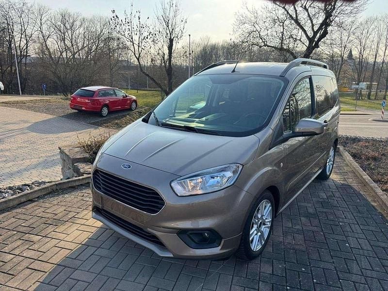 Gebraucht Ford Tourneo Courier Titanium 101 PS (74 kW) 2019 Pyritsilber metallic Van / Kleinbus