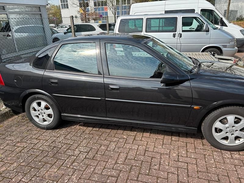 Begagnad Opel Vectra 100 HK (73 kW) 2001 Svart Sedan