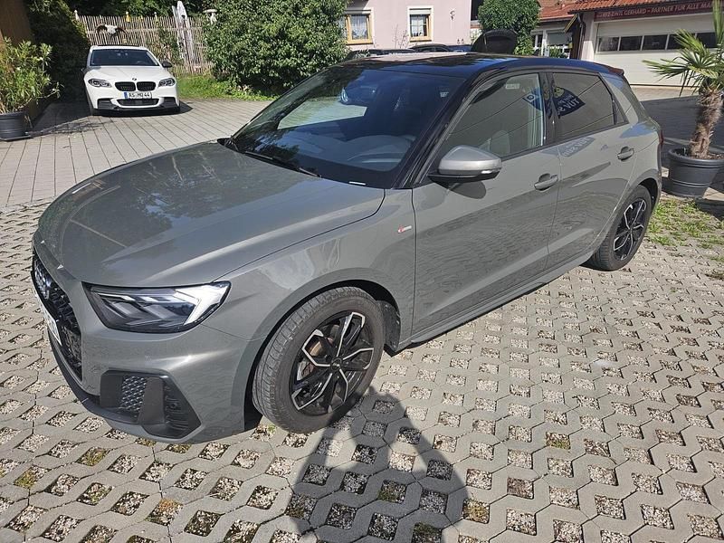 Grau Gebraucht 2023 Audi A1 Sportback S-Line Kleinwagen | 27.000 € (Teuer) - Bild 1/4