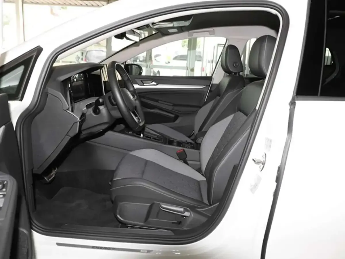 Gebraucht VW Golf VIII R 150 PS (110 kW) 2025 Purewhite Limousine