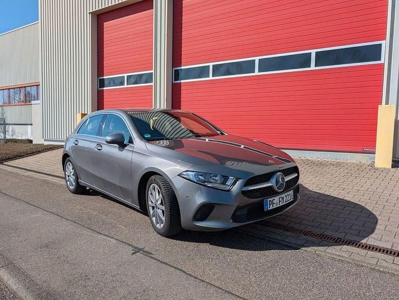 Grau Gebraucht 2021 Mercedes A180 Limousine | 21.700 € (Superpreis) - Bild 1/4