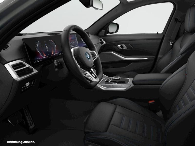 Grau Gebraucht 2024 BMW 330e Kombi | 59.088 € - Bild 1/1