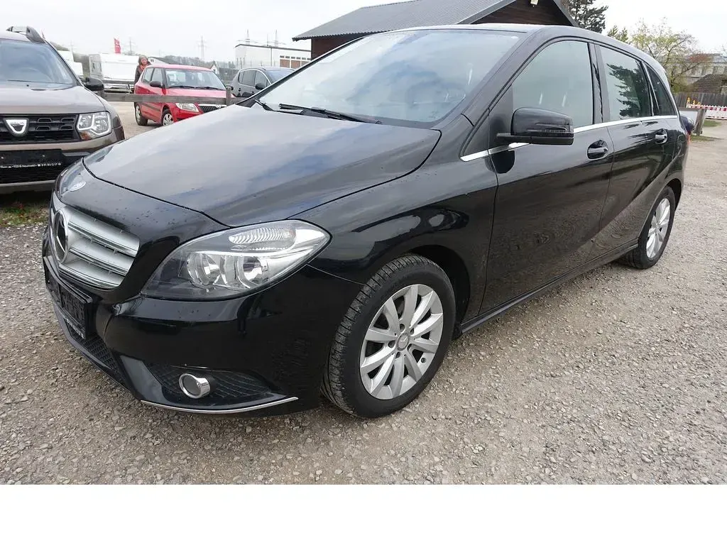 Gebraucht Mercedes B180 122 PS (89 kW) 2014 Kosmosschwarz Kleinwagen