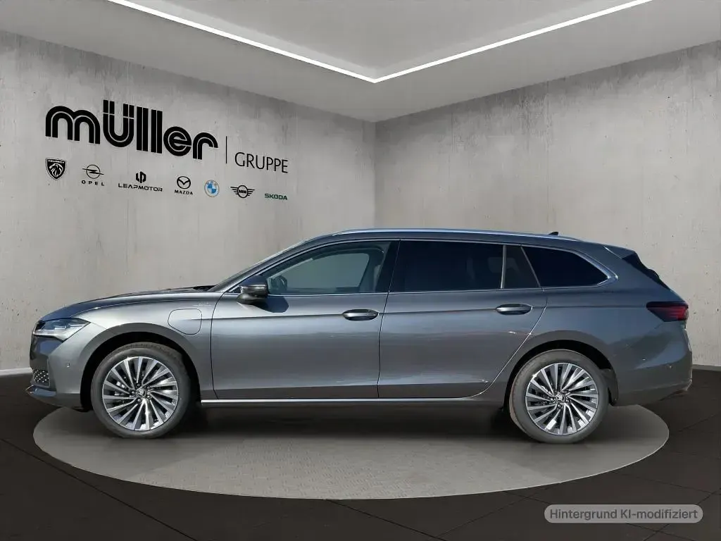 Neu Skoda Superb LAURIN & KLEMENT 204 PS (150 kW) 2025 Grau Kombi