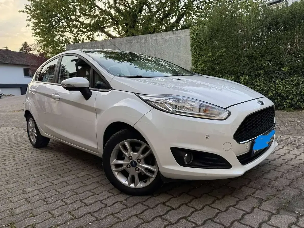 Używany Ford Fiesta Celebration 101 KM (74 kW) 2016 Biały Hatchback