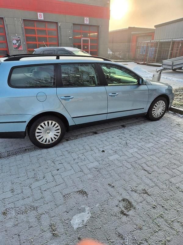 Gebraucht VW Passat 140 PS (102 kW) 2009 Blau Kombi