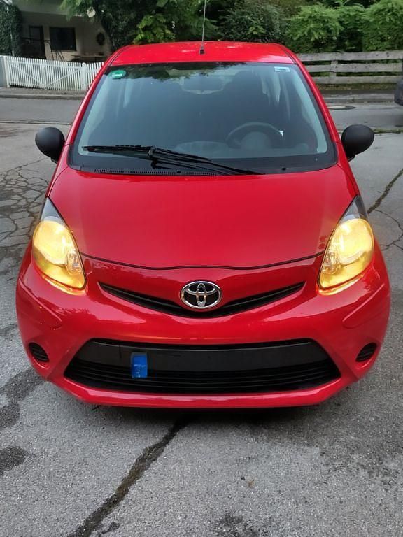 Rot Gebraucht 2012 Toyota Aygo Kleinwagen | 3.000 € (Guter Preis) - Bild 1/4