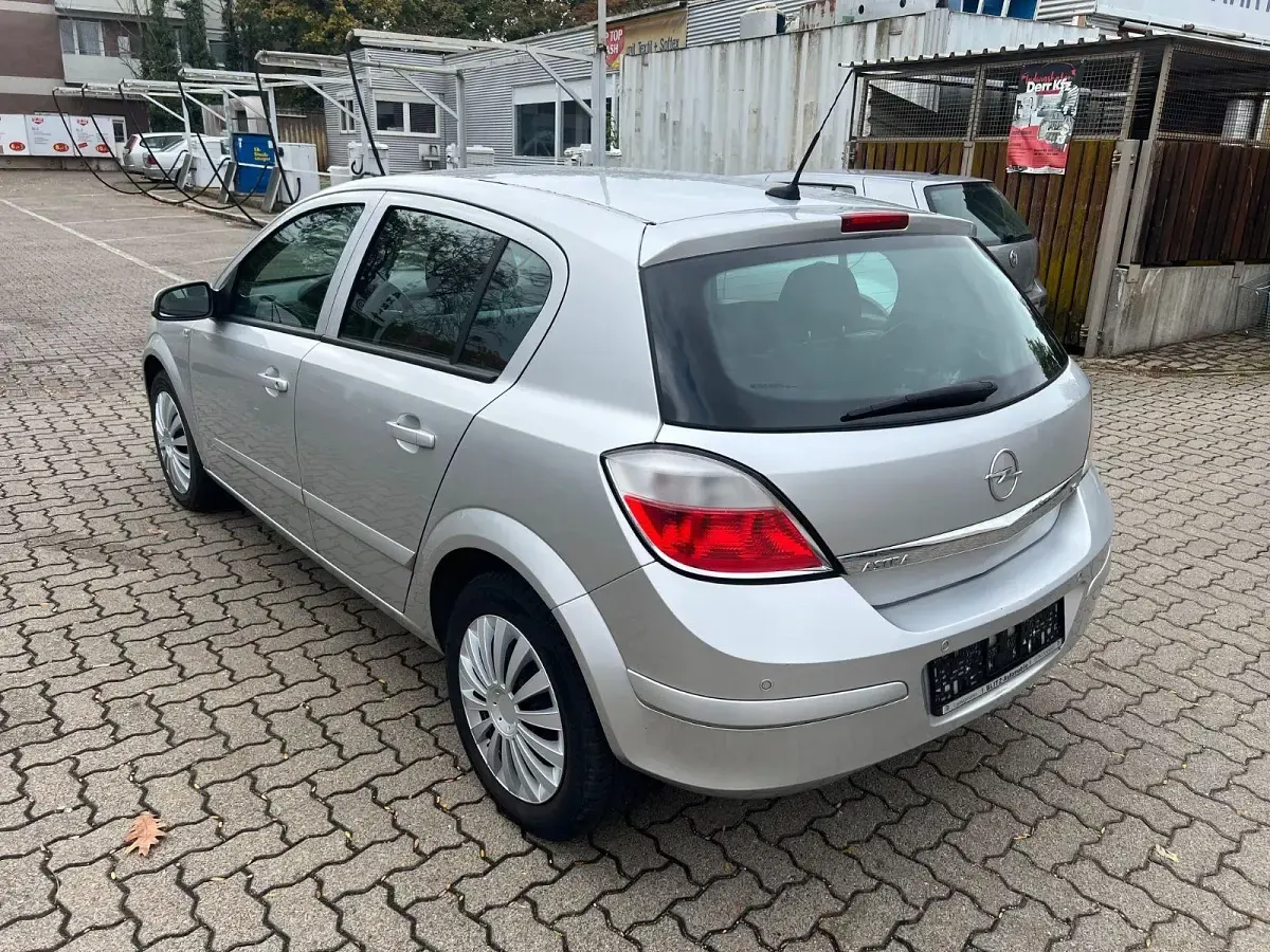 Używany Opel Astra Edition 140 KM (102 kW) 2007 Srebrny Hatchback