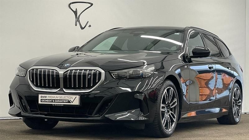 Saphirschwarz metallic Gebraucht 2024 BMW i5 Comfort Edition Kombi | 59.749 € (Superpreis) - Bild 1/4