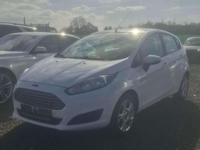 Gebraucht Ford Fiesta 101 PS (74 kW) 2014 Weiß Kleinwagen