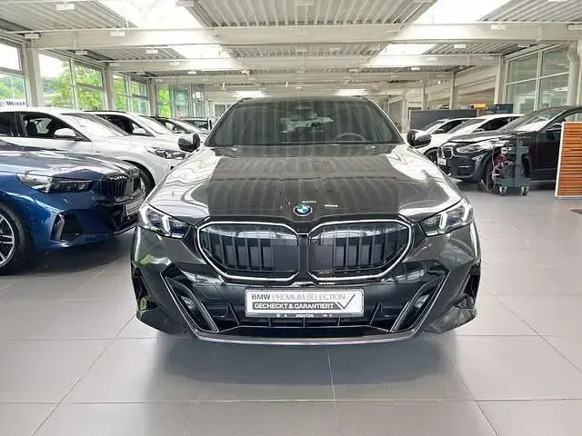 Gebraucht BMW 520 M Sport 197 PS (144 kW) 2024 Sophistograu brillanteffekt Kombi