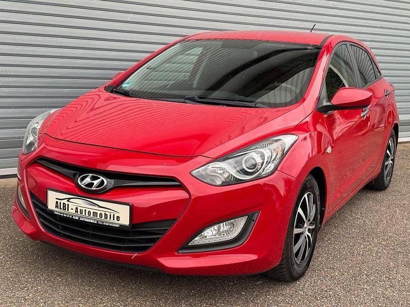 Rot Gebraucht 2013 Hyundai i30 Classic Limousine | 6.499 € (Guter Preis) - Bild 1/4