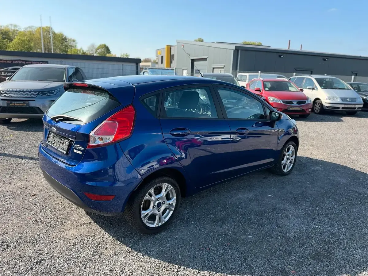 Gebraucht Ford Fiesta 80 PS (58 kW) 2014 Blau Kleinwagen