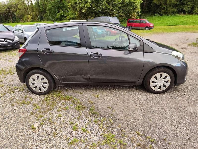Gebraucht Toyota Yaris 69 PS (50 kW) 2012 Grau Kleinwagen