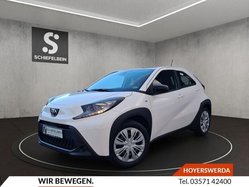 Schneeweiß Neu 2025 Toyota Aygo Play Kleinwagen | 16.220 € - Bild 1/4