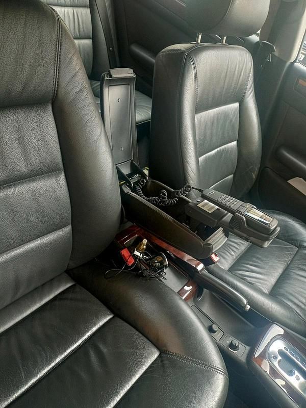 Grau Gebraucht 2004 Audi A4 Van / Kleinbus | 4.000 € (Teuer) - Bild 1/4