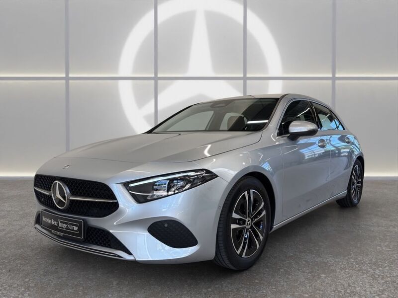 Silber Gebraucht 2024 Mercedes A200 Advanced Limousine | 30.990 € (Fairer Preis) - Bild 1/4