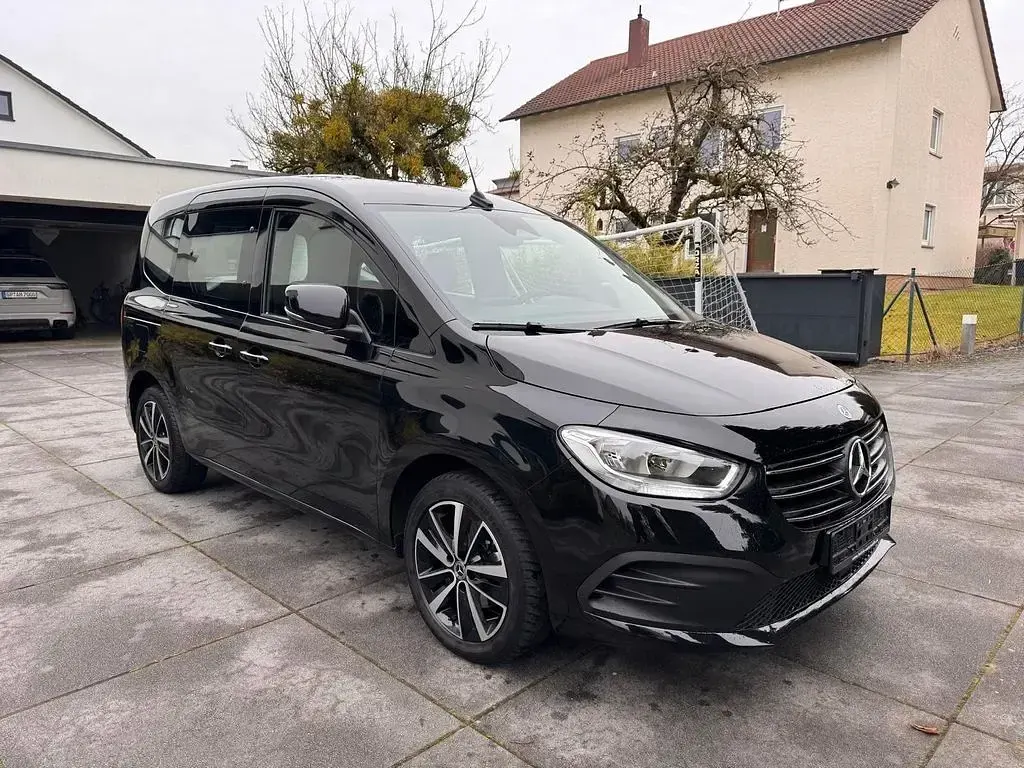 Gebraucht Mercedes T180 116 PS (85 kW) 2024 Schwarz Van / Kleinbus