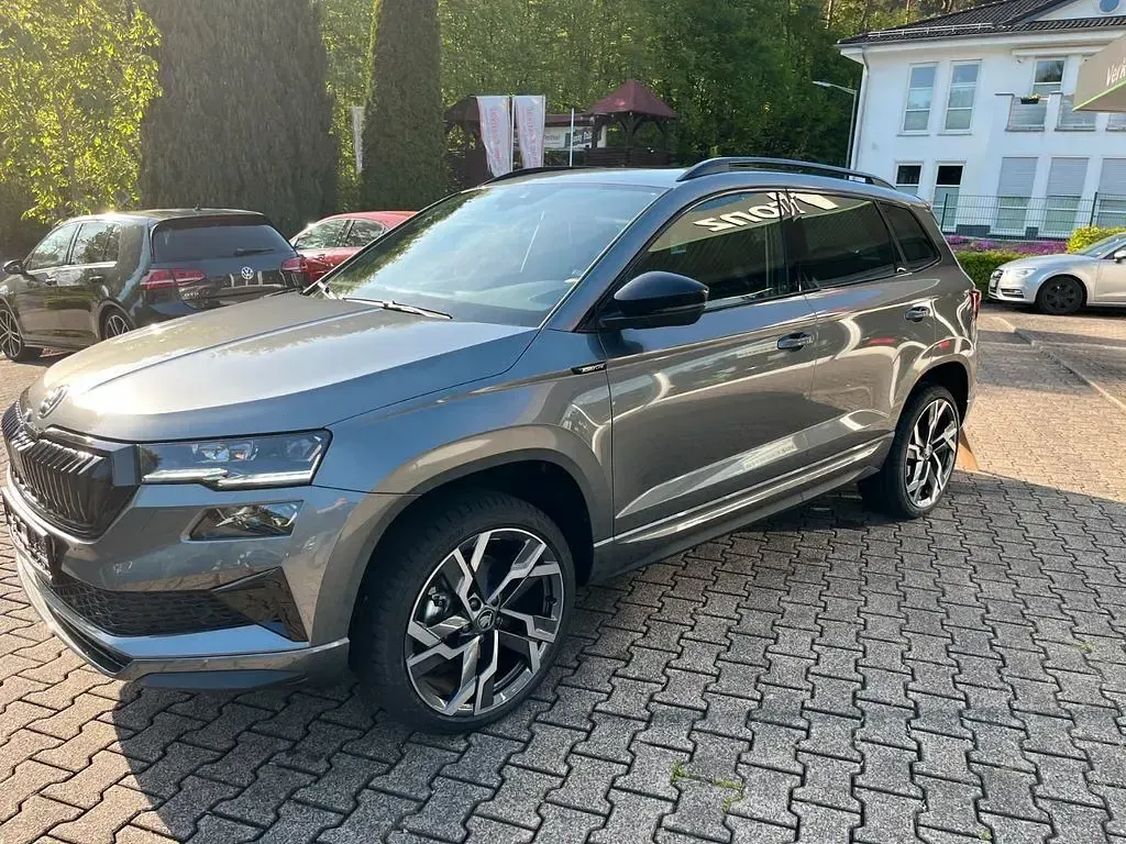 Neu Skoda Karoq SportlinePlus 150 PS (110 kW) 2026 Grau SUV