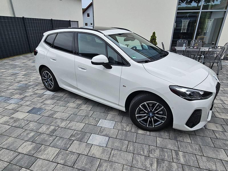 Weiß Gebraucht 2024 BMW 230e Active Tourer Comfort Edition Van / Kleinbus | 49.000 € (Fairer Preis) - Bild 1/4