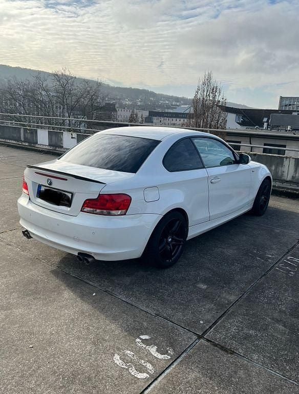 Weiß Gebraucht 2011 BMW 120 Sport Line Kleinwagen | 5.000 € (Fairer Preis) - Bild 1/4