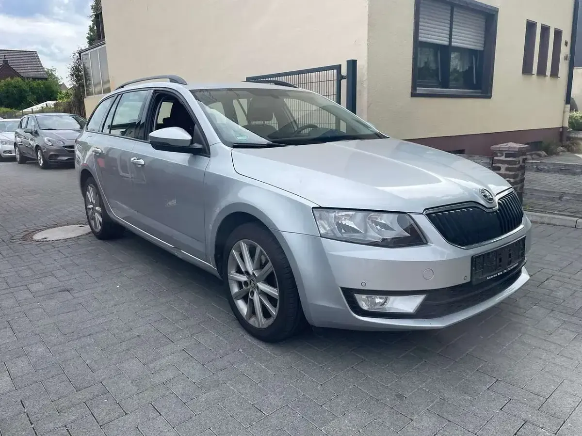 Gebraucht Skoda Octavia Ambition 140 PS (102 kW) 2014 Brilliantsilber metallic Kombi