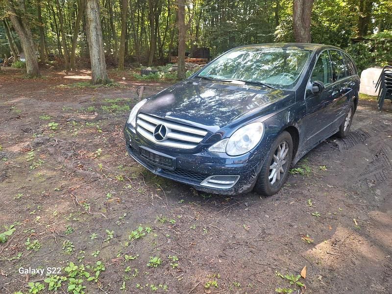 Blau Gebraucht 2005 Mercedes R320 Van / Kleinbus | 2.600 € - Bild 1/4