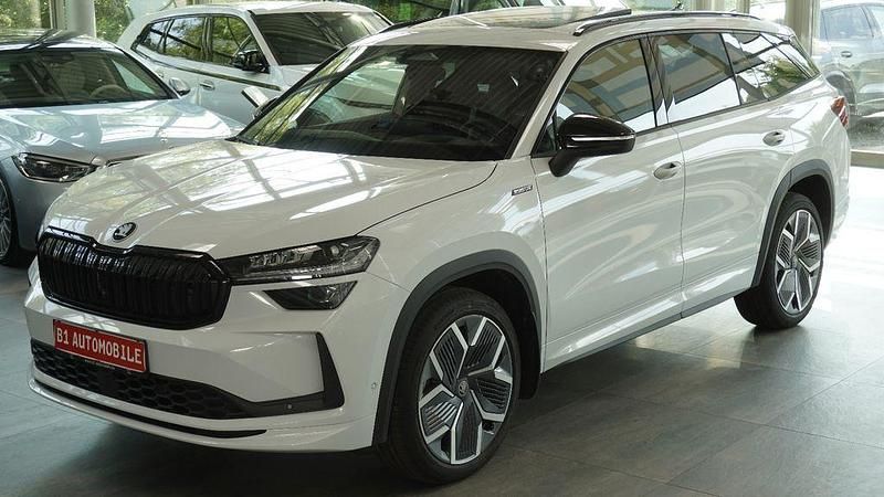 Weiß Neu 2025 Skoda Kodiaq SportLine SUV | 53.991 € (Fairer Preis) - Bild 1/4