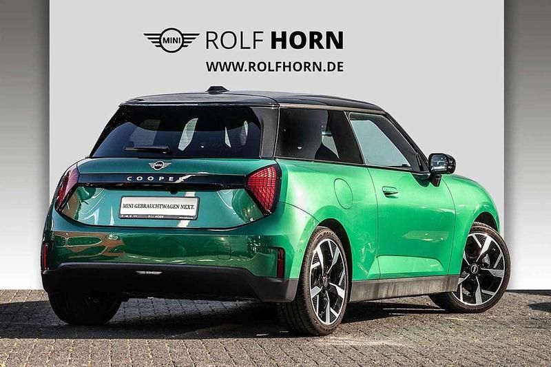 Gebraucht Mini Cooper Favoured 135 kW (184 PS) 2024 British racing green metallic Kleinwagen