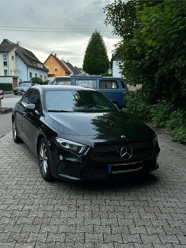Schwarz Gebraucht 2019 Mercedes A180 Limousine | 15.000 € (Etwas zu teuer) - Bild 1/4