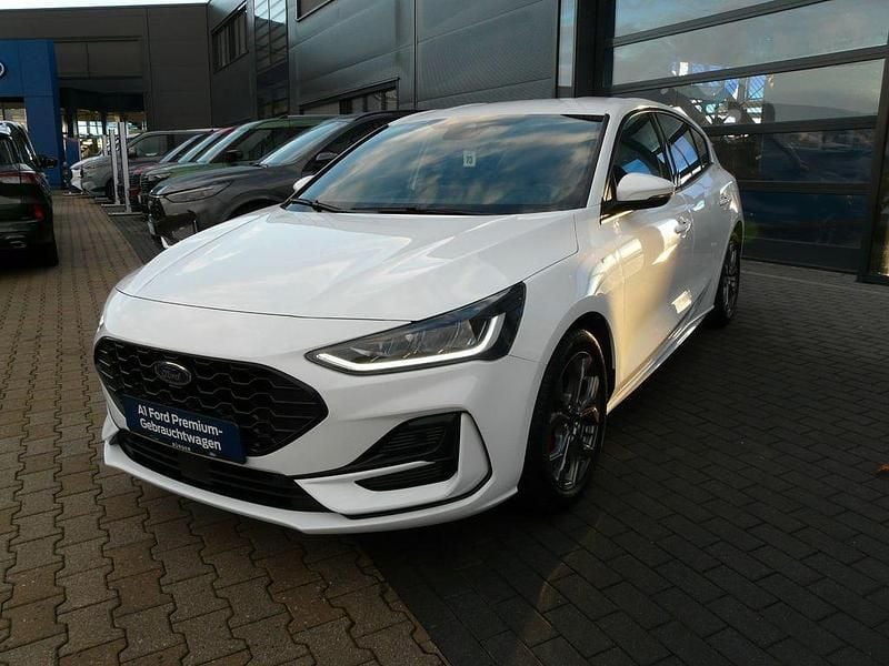 Weiß Gebraucht 2022 Ford Focus ST-Line Limousine | 16.990 € (Guter Preis) - Bild 1/4
