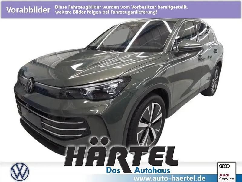 Cipressinogrün (green), metallic Gebraucht 2024 VW Tiguan Elegance SUV | 42.900 € (Etwas zu teuer) - Bild 1/4