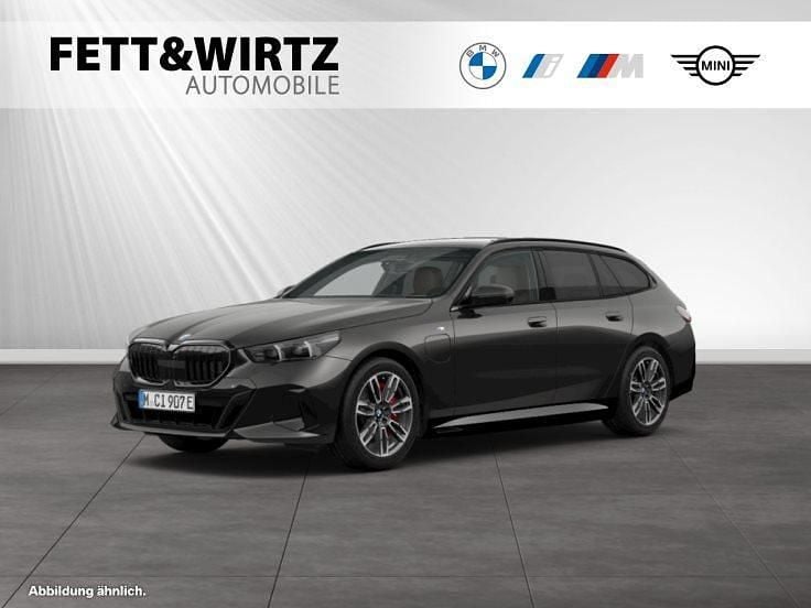 Sophistograu brillanteffekt metallic Gebraucht 2025 BMW 550e M Sport Kombi | 81.800 € (Superpreis) - Bild 1/2