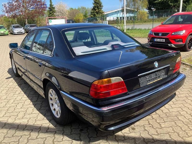 Second-hand BMW 730 184 CP (135 kW) 2000 Negru Berlinǎ