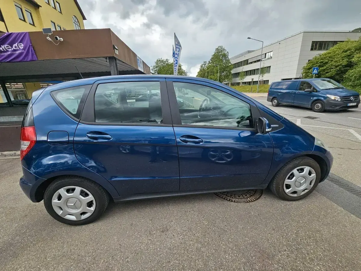 Używany Mercedes A160 95 KM (69 kW) 2010 Niebieski Hatchback