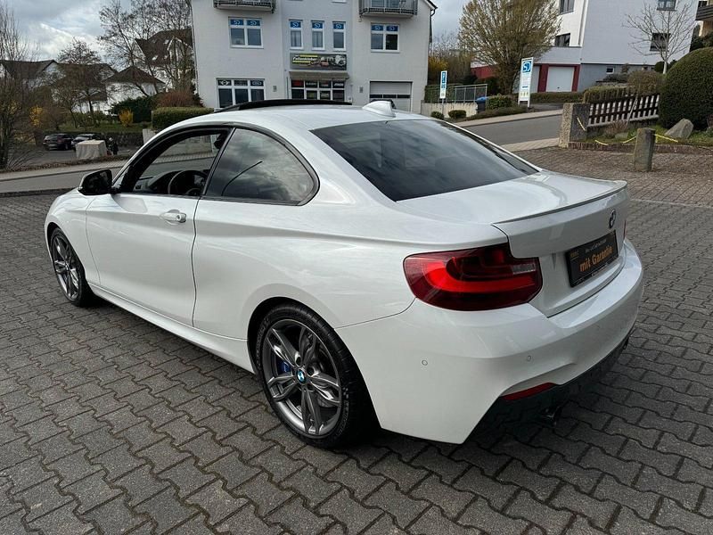 Gebraucht BMW M235 Shadowline 326 PS (239 kW) 2015 Mineralweiss metallic Coupé