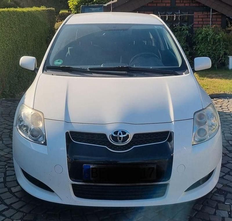 Weiß Gebraucht 2008 Toyota Auris Limousine | 2.900 € (Guter Preis) - Bild 1/4